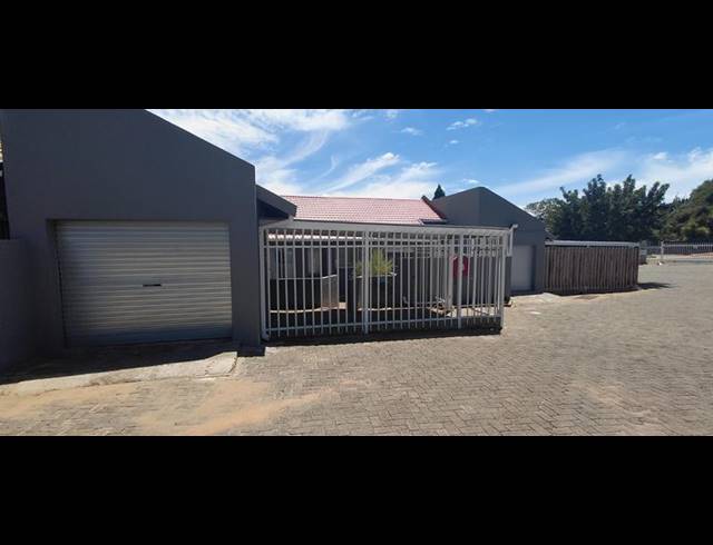 3 BEDROOM TOWNHOUSE FOR SALE IN LANGENHOVENPARK